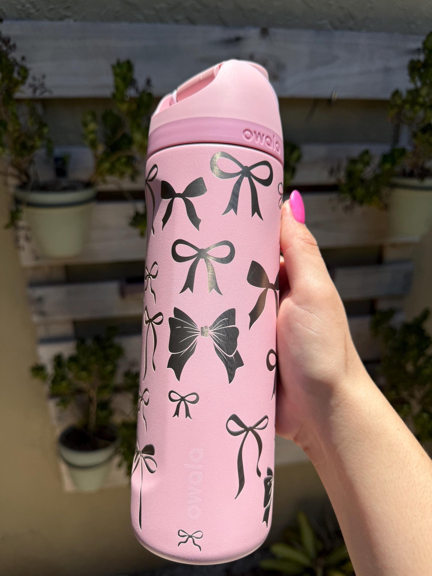 Bows Coquette 24oz Free Sip Owala, Engraved tumbler