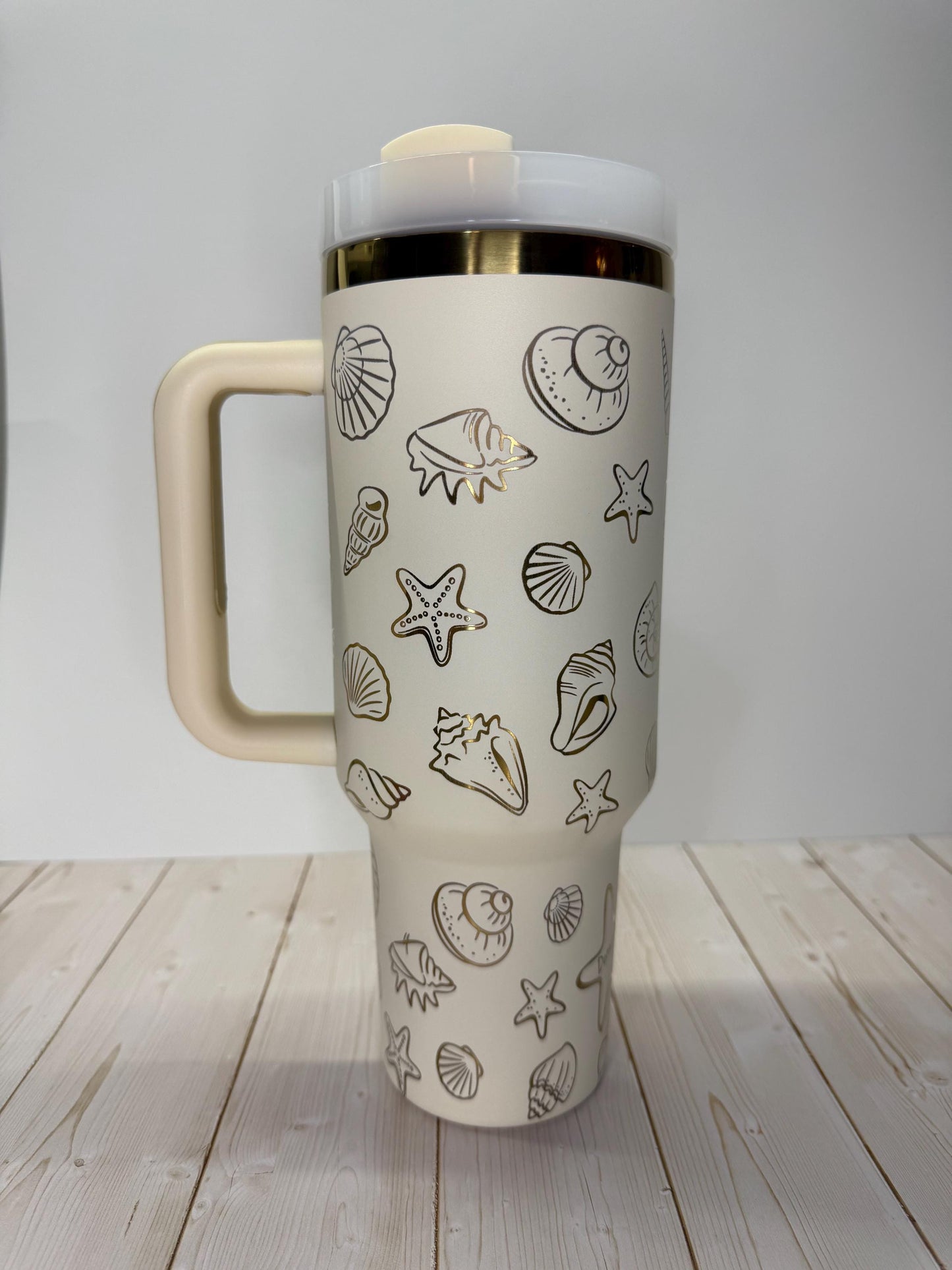 Engraved Tumbler with Name 40oz Women Tumbler with handle, Ocean Seashell Design, Gold engraving gift for mom, Mothers day gift
